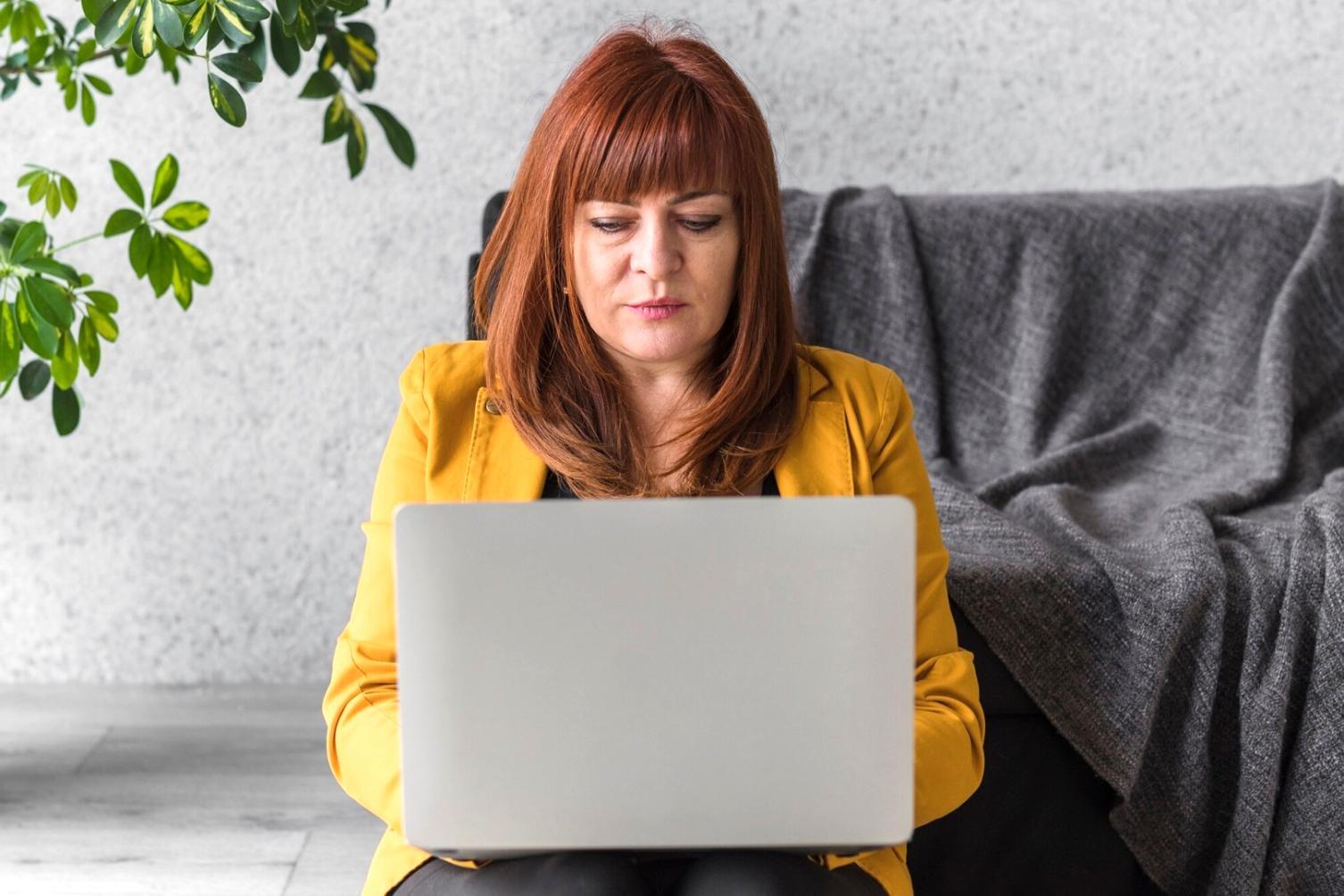Planning d'événements financiers avec calendrier et documents