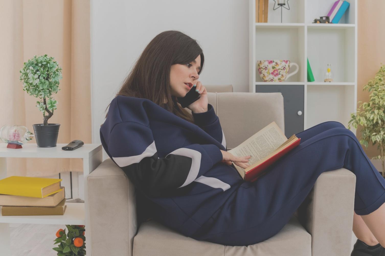 Équipe d'experts financiers travaillant sur l'analyse budgétaire